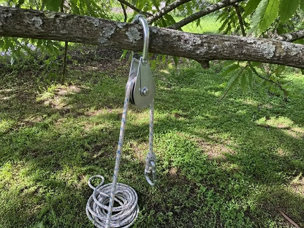 A carabiner, a pulley wheel and soft rope. That is the whole setup.