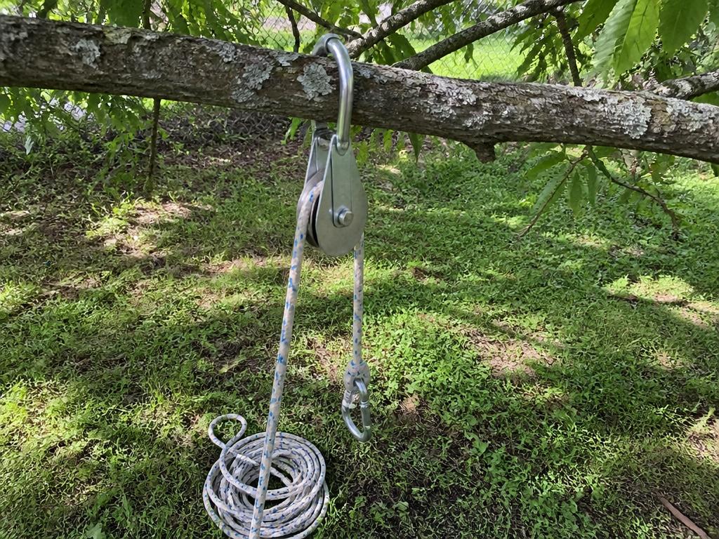 A carabiner, a pulley wheel and soft rope. That is the whole setup.